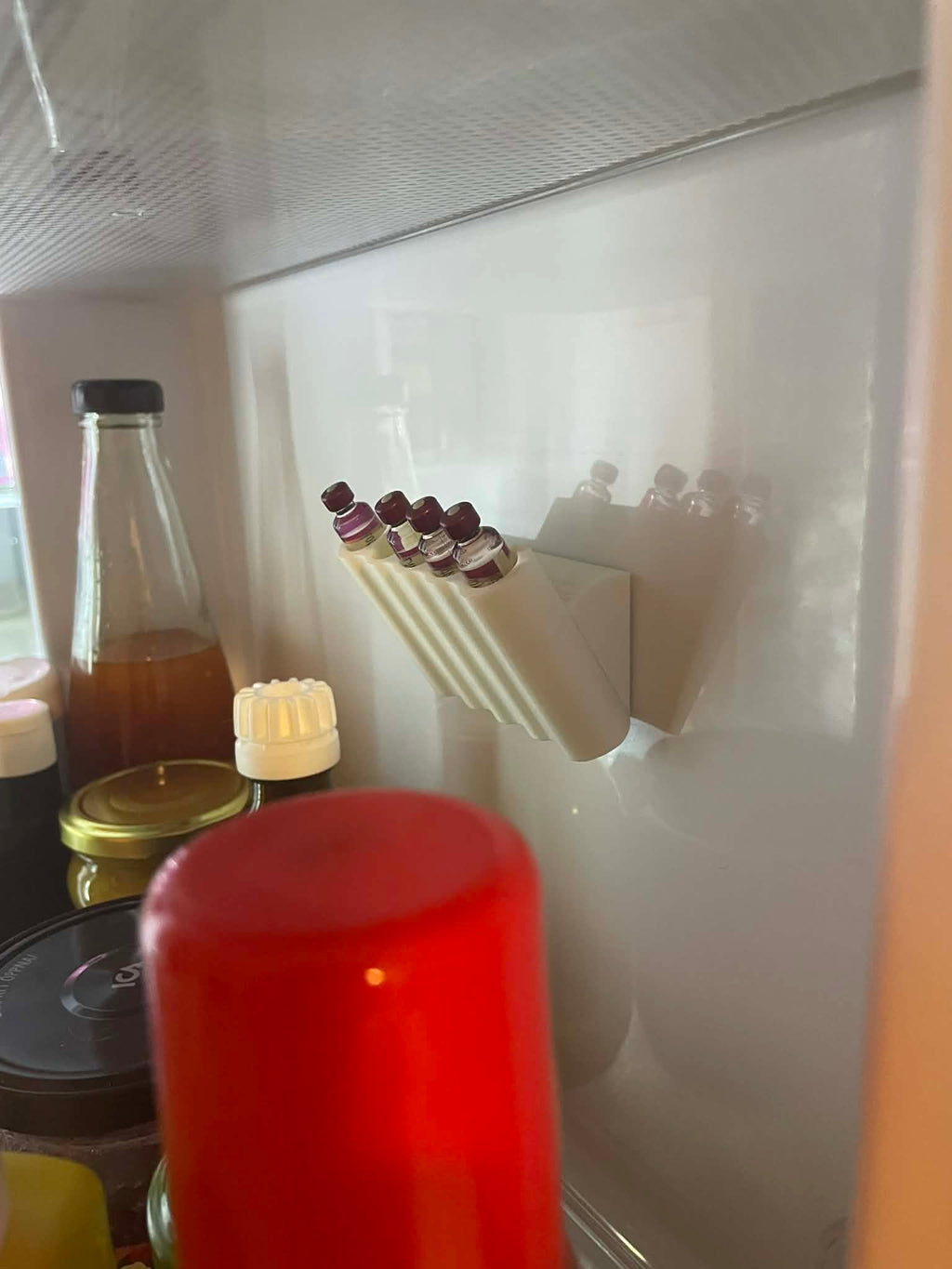 Kylskåpshållare 45° för insulin ampuller med dubbelhäftande tejp