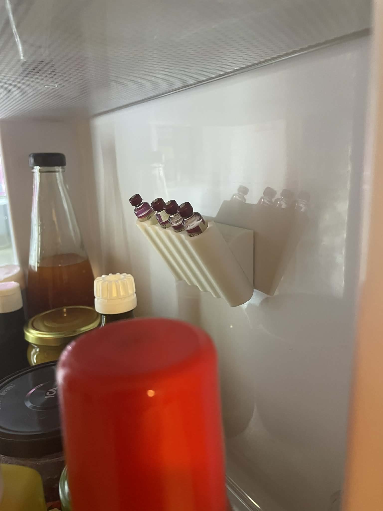 Kylskåpshållare 45° för insulin ampuller med dubbelhäftande tejp